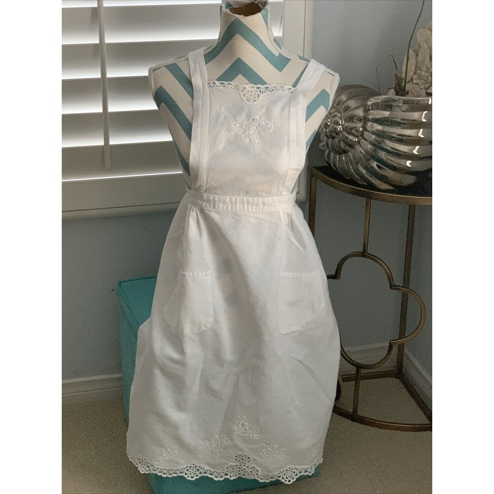 vintage hand embroidered White apron with 4 Napkins For Great Mothers